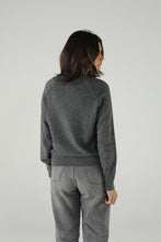 Load image into Gallery viewer, One Tee Pull Janice Slate