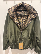 Load image into Gallery viewer, Reversible Water Resistance Jacket
