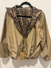 Load image into Gallery viewer, Reversible Water Resistance Jacket
