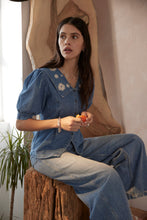 Load image into Gallery viewer, Seventy +Mochi Cassie Top in his Malibu Embroidery
