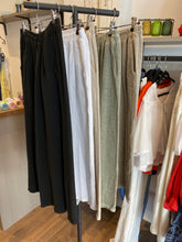 Load image into Gallery viewer, Lili Grace Tea Bag Linen Crop Trousers
