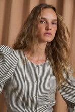 Load image into Gallery viewer, Sophie + Lucie Chaqueta Farol
