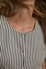Load image into Gallery viewer, Sophie + Lucie Chaqueta Farol
