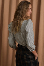 Load image into Gallery viewer, Sophie + Lucie Chaqueta Farol
