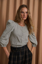 Load image into Gallery viewer, Sophie + Lucie Chaqueta Farol

