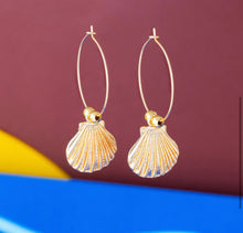 Load image into Gallery viewer, Gold Clam Shell earrings
