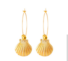 Load image into Gallery viewer, Gold Clam Shell earrings
