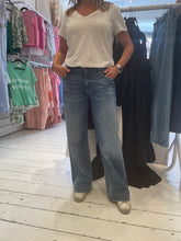 Load image into Gallery viewer, Heartless Abby Wide Leg Full Length Jeans
